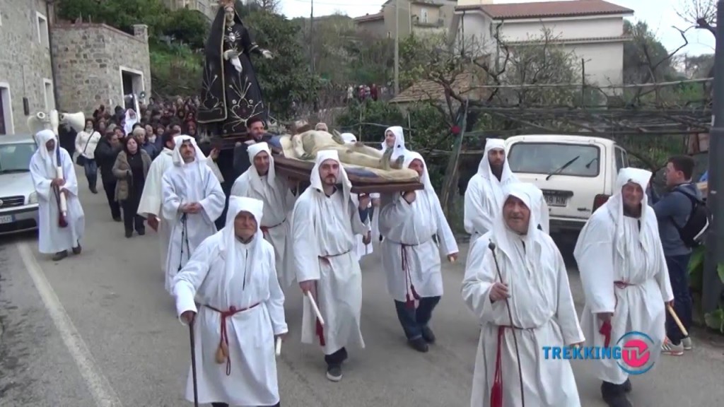 Roccagloriosa-Da-cinque-secoli-tre-processioni-per-la-Passione-di-Cristo