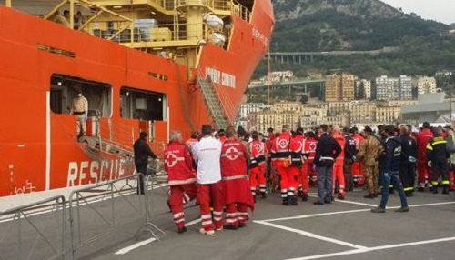 Immigrazione: a Salerno nave con a bordo circa 500 migranti